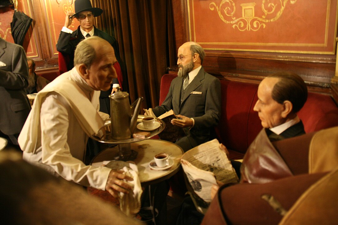 El Café Gijón, uno de los cafés históricos más emblemáticos de Madrid, punto de encuentro de intelectuales y artistas desde principios del siglo XX