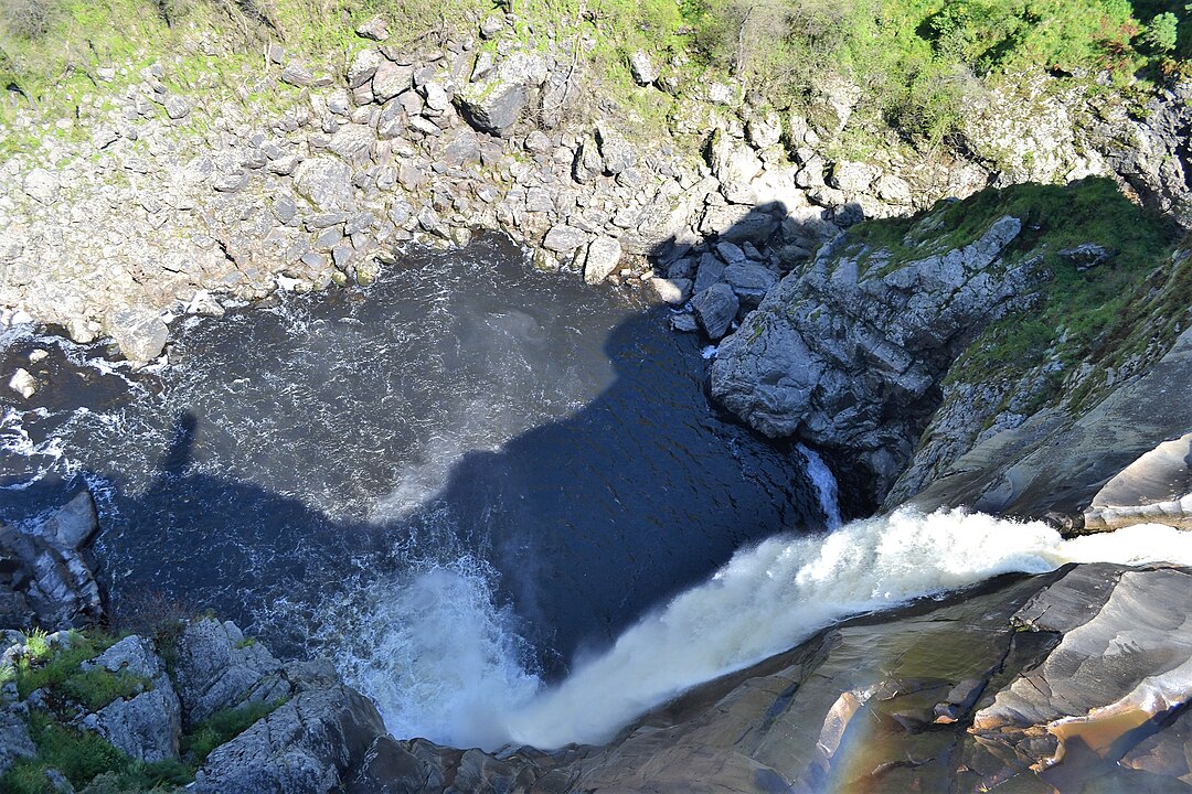 La Cascada Pozo de los Humos, parece surgir de un salto de magia en el cañón del río Uces, al sur de la provincia de Salamanca