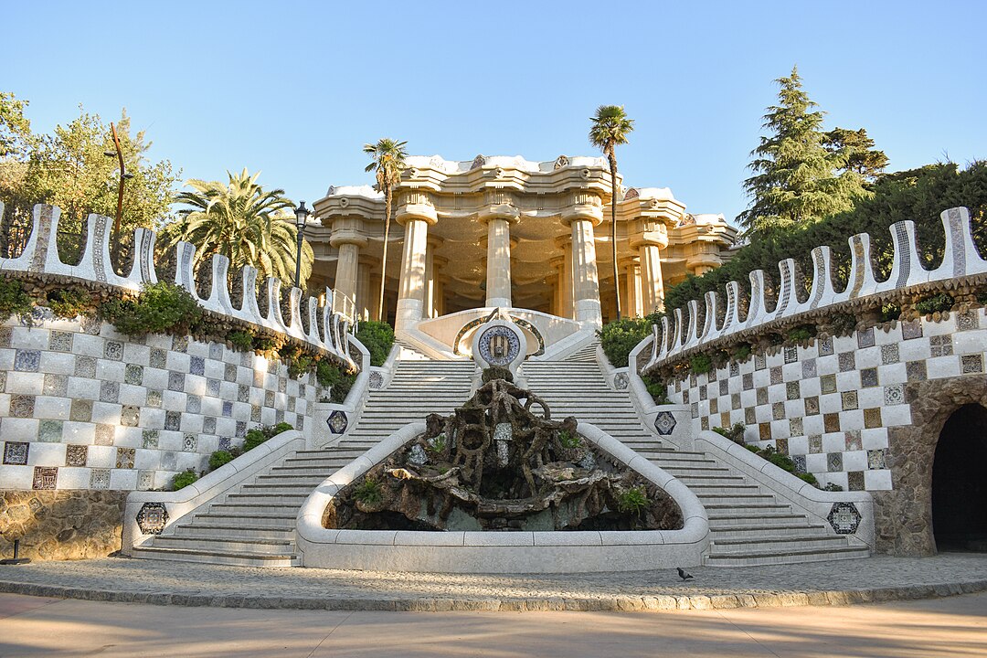 El Parque Güell, concebido por Antoni Gaudí como ciudad-jardín y hoy convertido en un parque público