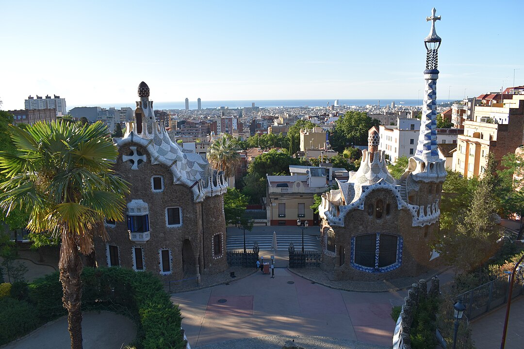 El Parque Güell, concebido por Antoni Gaudí como ciudad-jardín y hoy convertido en un parque público