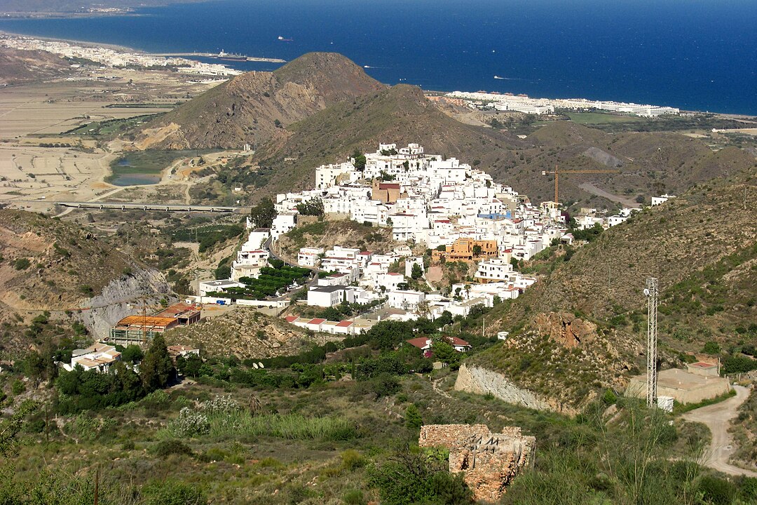 Mojacar, sus casas encaladas y calles estrechas le han valido ser reconocido como uno de los pueblos más bonitos de España