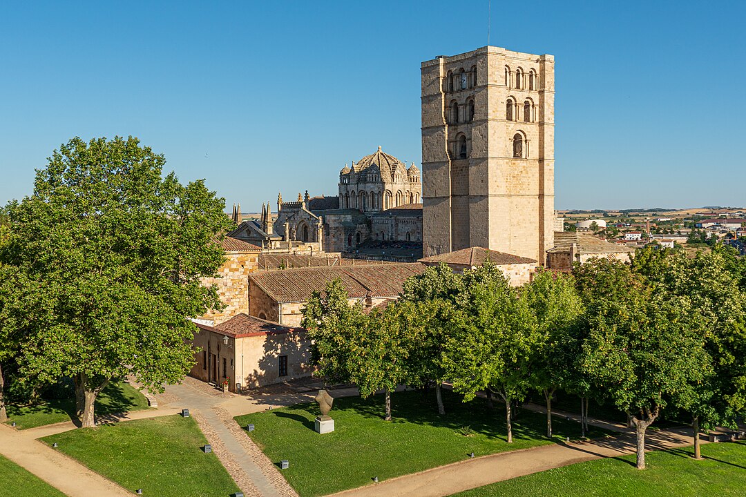 Descubre la Catedral de Zamora, su perfil inconfundible corona la colina donde se asienta la capital del Duero