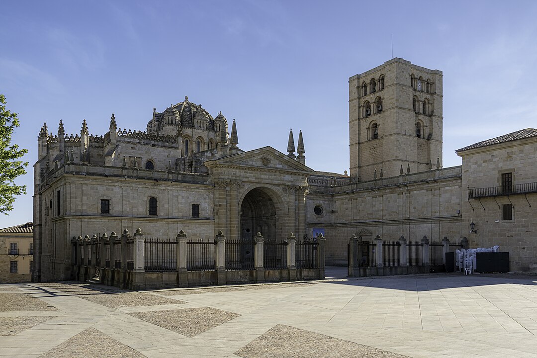 Descubre la Catedral de Zamora, su perfil inconfundible corona la colina donde se asienta la capital del Duero