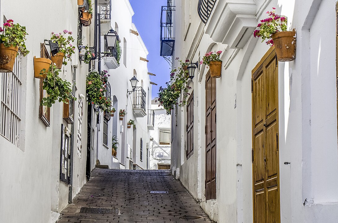 Mojacar, sus casas encaladas y calles estrechas le han valido ser reconocido como uno de los pueblos más bonitos de España