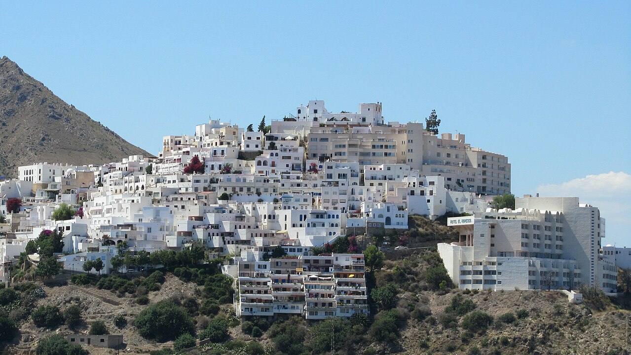 Mojacar, sus casas encaladas y calles estrechas le han valido ser reconocido como uno de los pueblos más bonitos de España