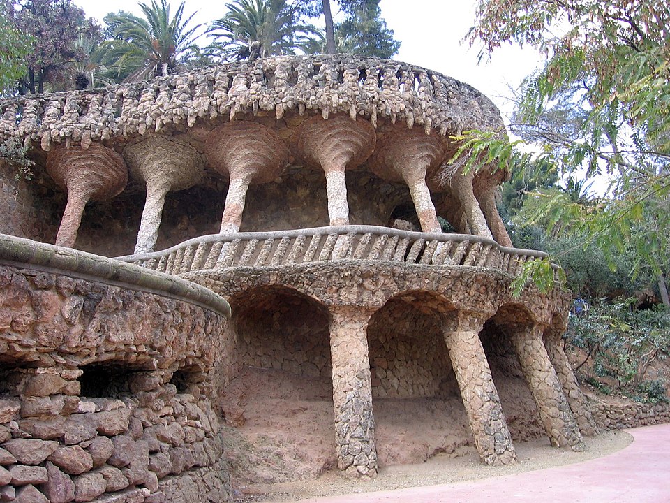 El Parque Güell, concebido por Antoni Gaudí como ciudad-jardín y hoy convertido en un parque público