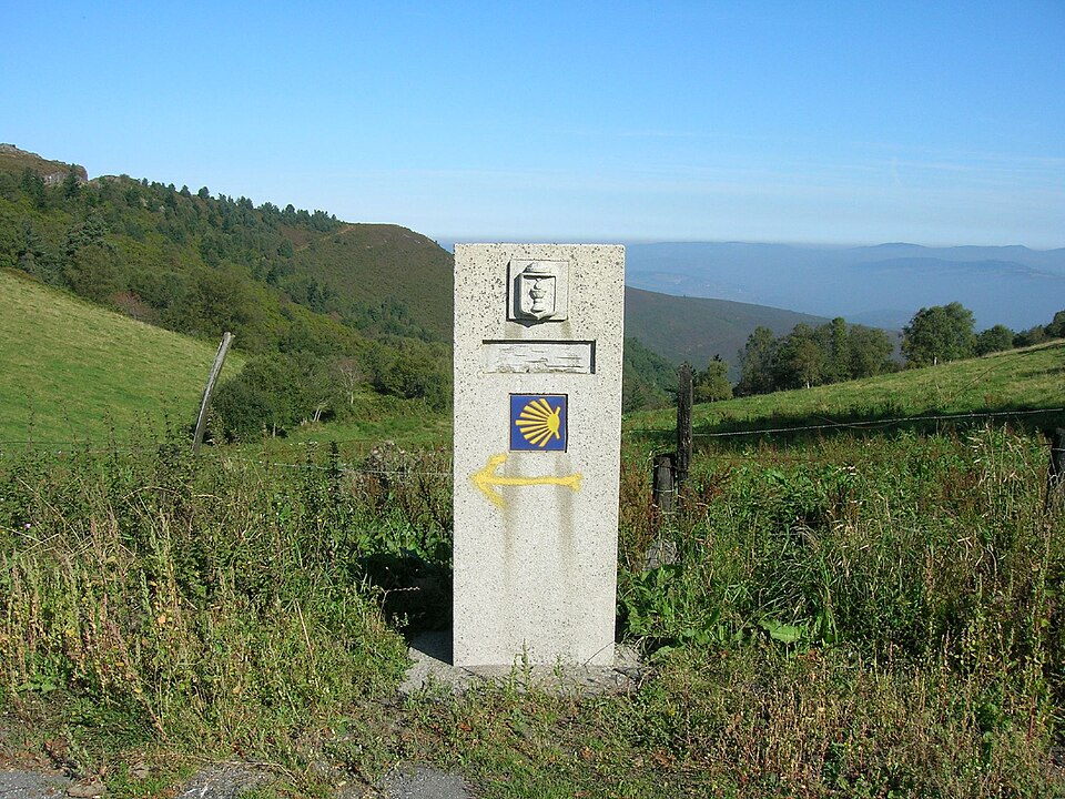 El Camino de Santiago, una red histórica de rutas de peregrinación que cruzan la Península Ibérica hasta la Catedral de Santiago de Compostela, donde la tradición sitúa la tumba del apóstol Santiago