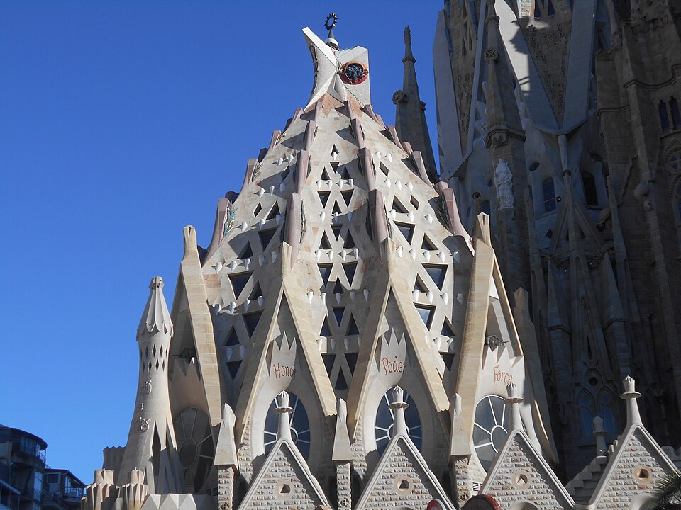 Templo Expiatorio de la Sagrada Familia, una basílica católica de estilo modernista diseñada por Antoni Gaudí