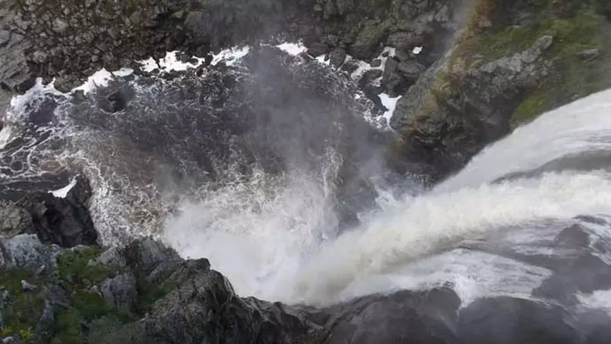 La Cascada Pozo de los Humos, parece surgir de un salto de magia en el cañón del río Uces, al sur de la provincia de Salamanca