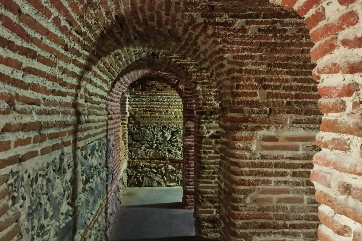 Calabozos de la Cárcel de la Corona en Lavapiés: las mazmorras ocultas bajo el Centro de Mayores Antón Martín de Madrid