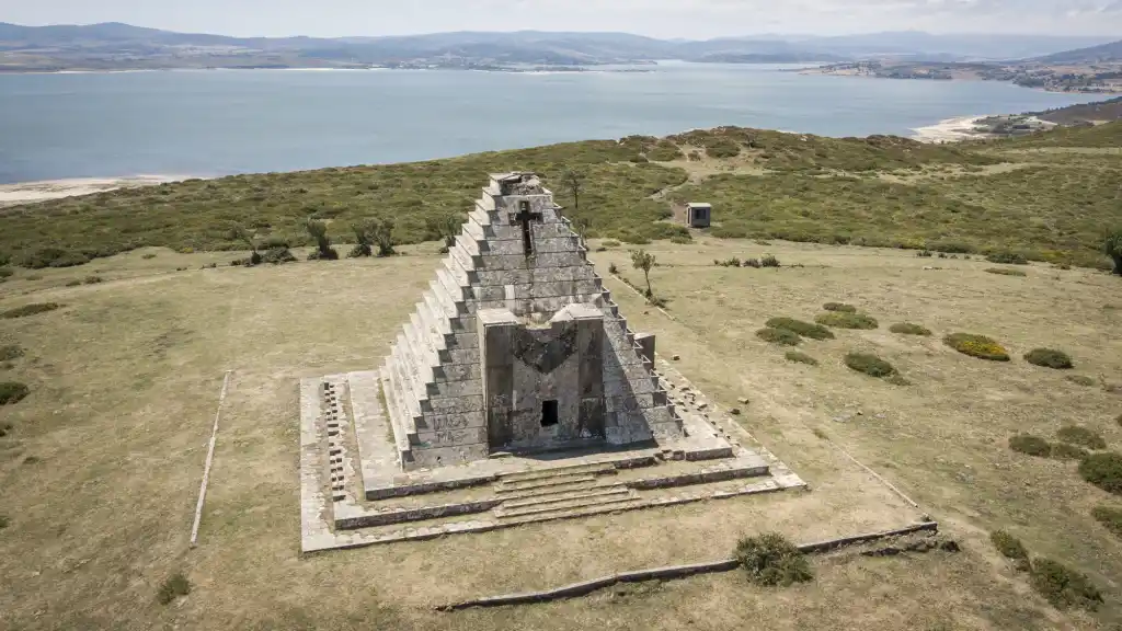 La Pirámide de los Italianos, un mausoleo erigido para homenajear a los soldados italianos caídos en la Guerra Civil española