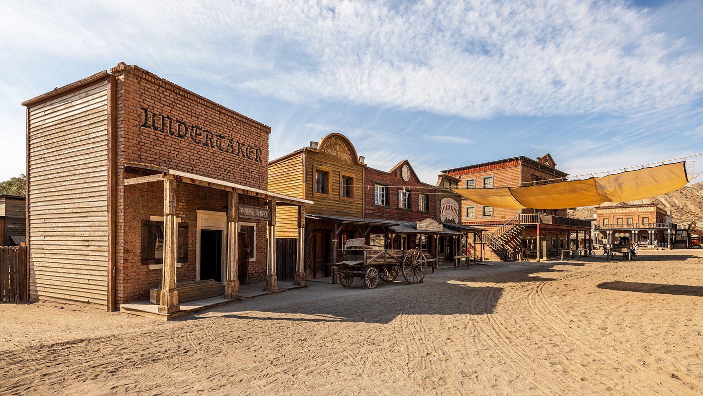 Oasys MiniHollywood, en pleno corazón del Desierto de Tabernas, como un oasis de cine y aventura